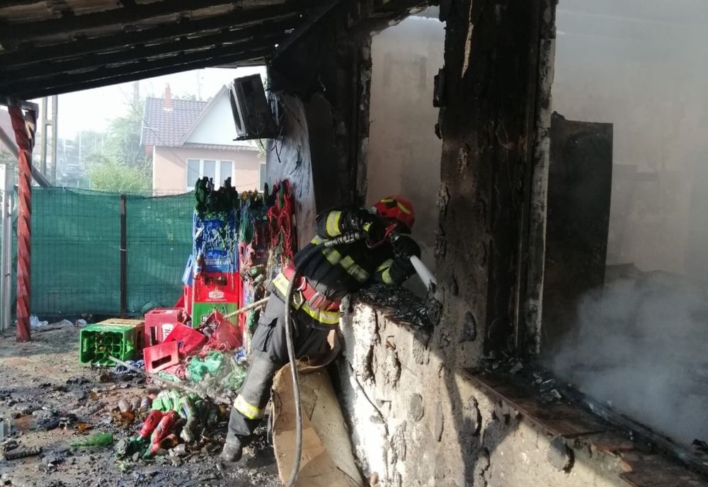 Magazin făcut scrum la Vetrișoaia din cauza unei lăzi frigorifice