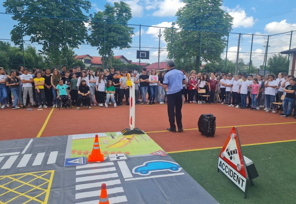 De ziua lor, copiii s-au întâlnit cu „mascații” și cu câinele Rico