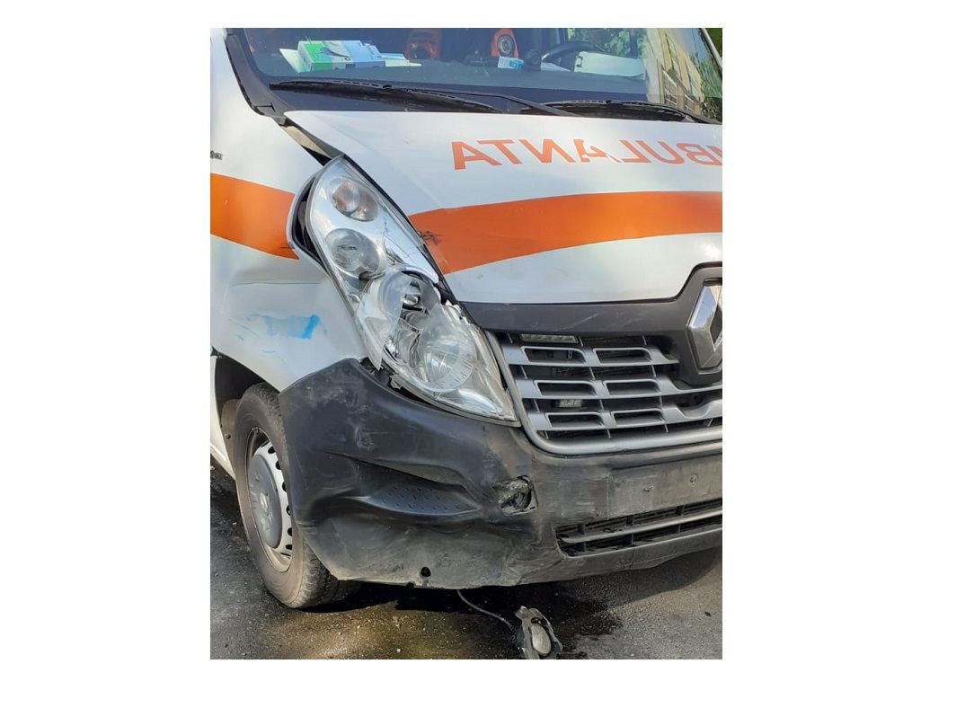 UPDATE. Ghinion teribil: ambulanța care transporta minorul rănit, lovită de un autoturism!
