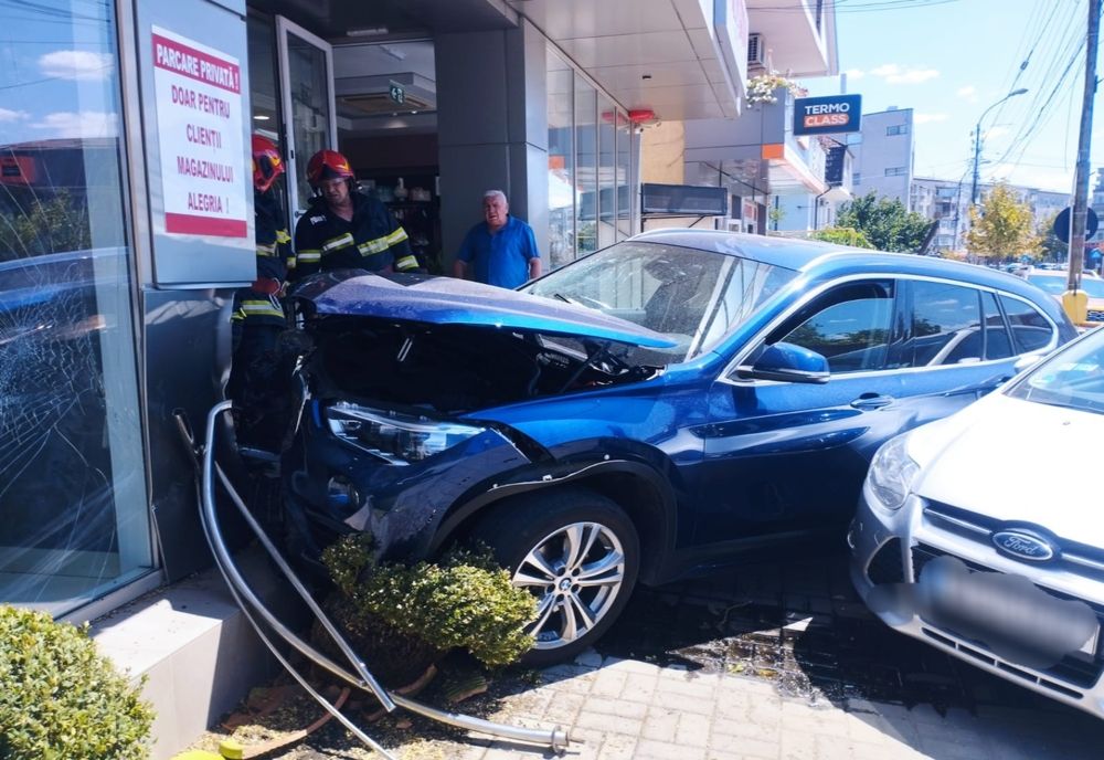 Accident. Un autoturism s-a oprit într-un magazin din zona Gura Leului 