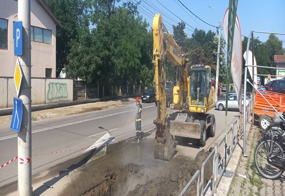 Angajații unei societăți comerciale au avariat o țeavă de gaze naturale în Vaslui