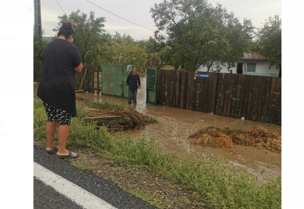 VIDEO - Drumuri și gospodării inundate în județul Vaslui după ploile căzute în această după-amiază