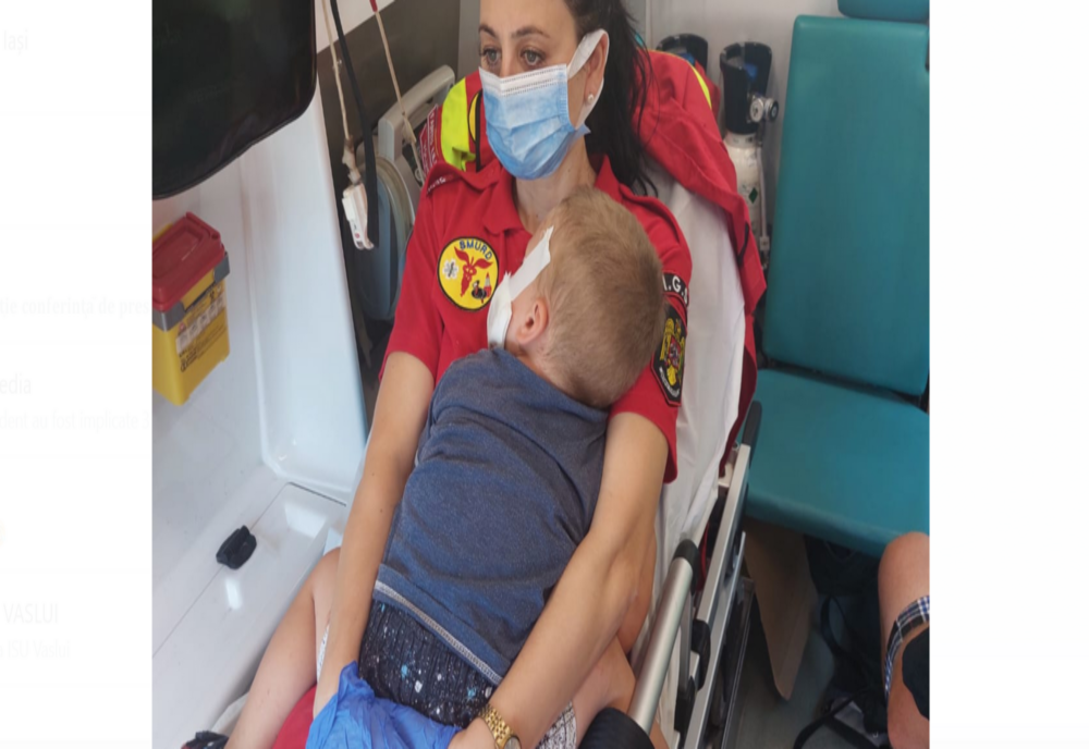 Copilul mușcat de față de câinele familiei, este în stare bună la spitalul „Sf. Maria” din Iași