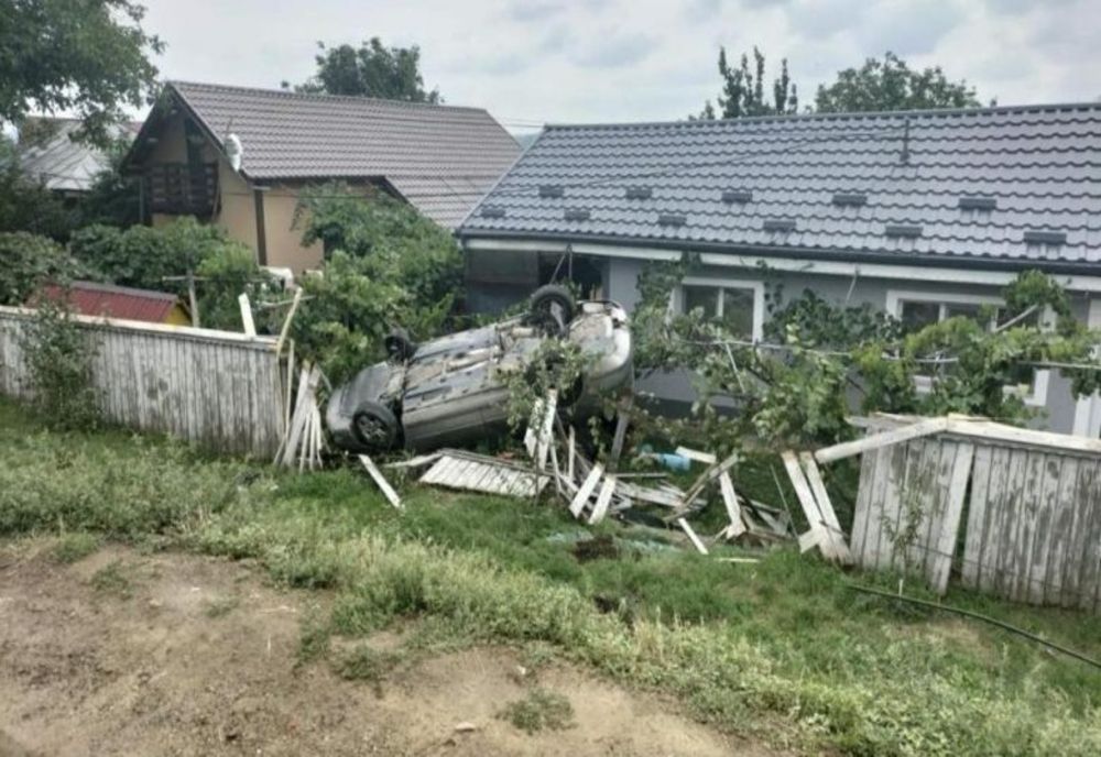 Un tânăr buzoian s-a oprit cu mașina în peretele unei case din Muntenii de Jos, județul Vaslui