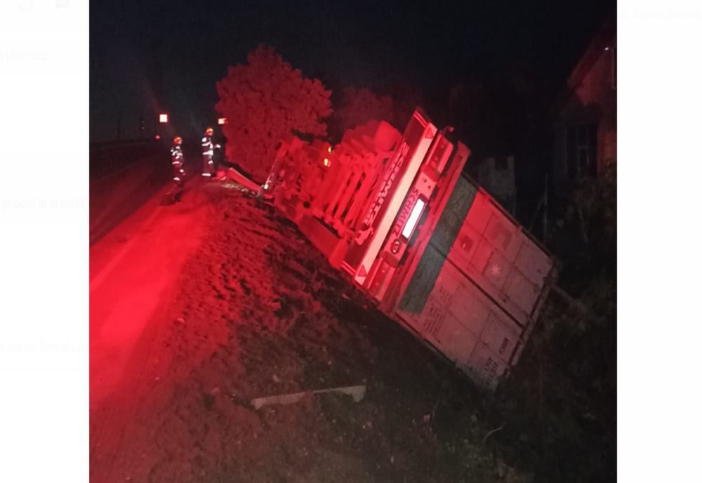 TIR plin cu lemne, condus de un șofer ucrainian, răsturnat la intrarea în Huși