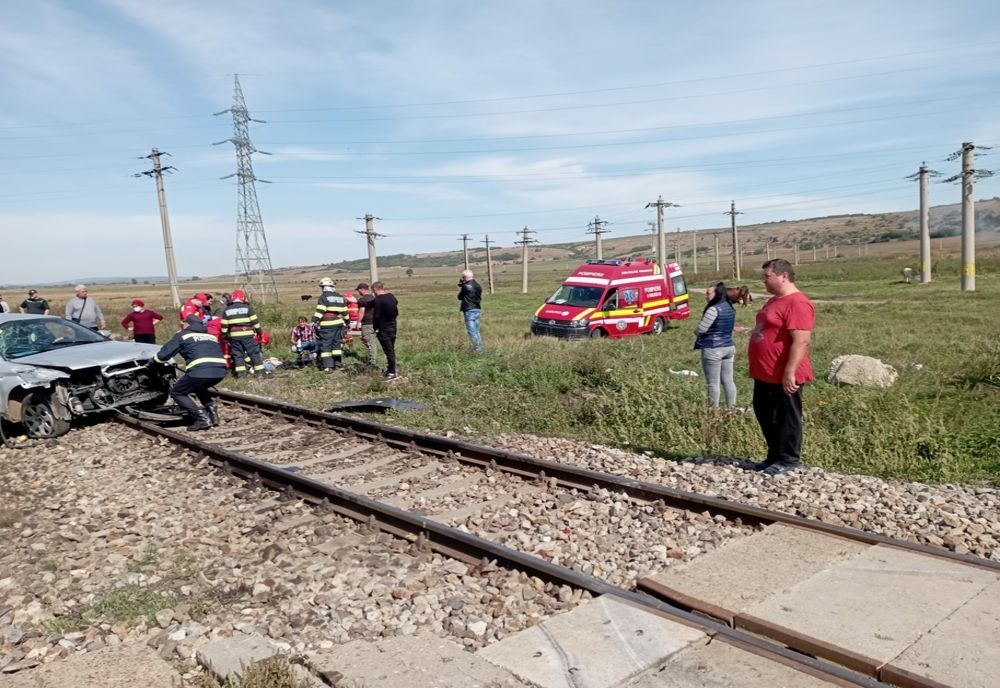 Mașină lovită de tren în județul Vaslui. Două victime