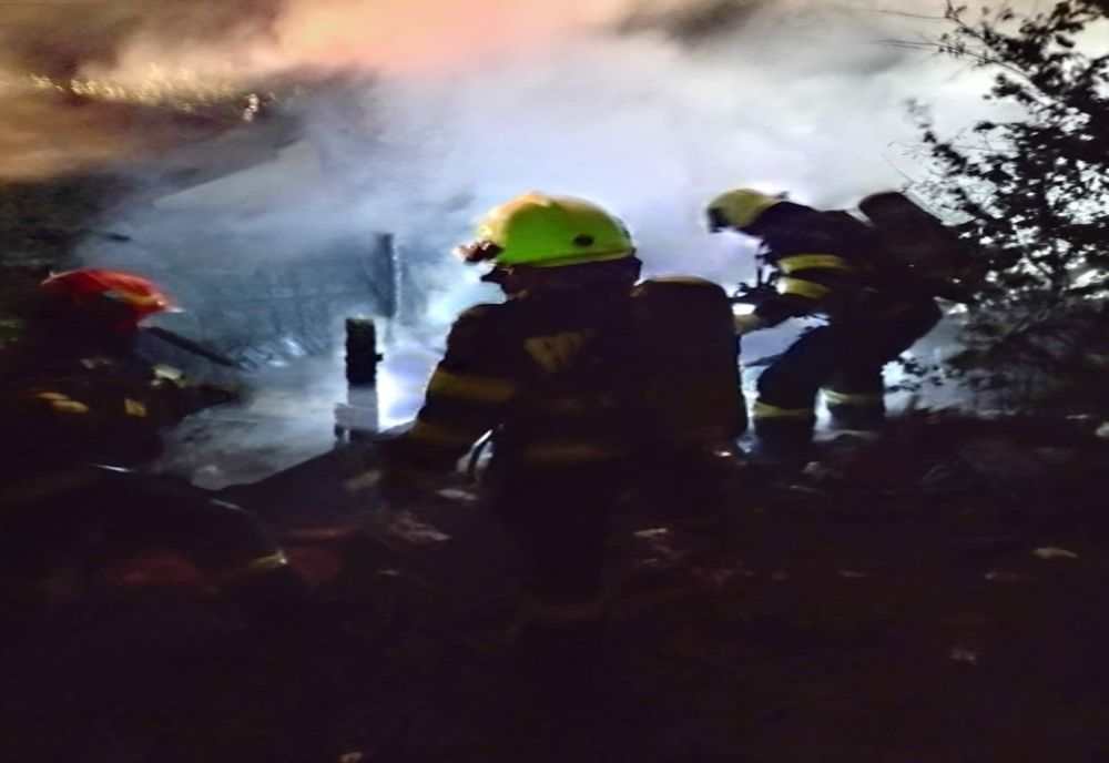 Pericol de explozie din cauza unui incendiu. Un pompier la un pas de pericol 