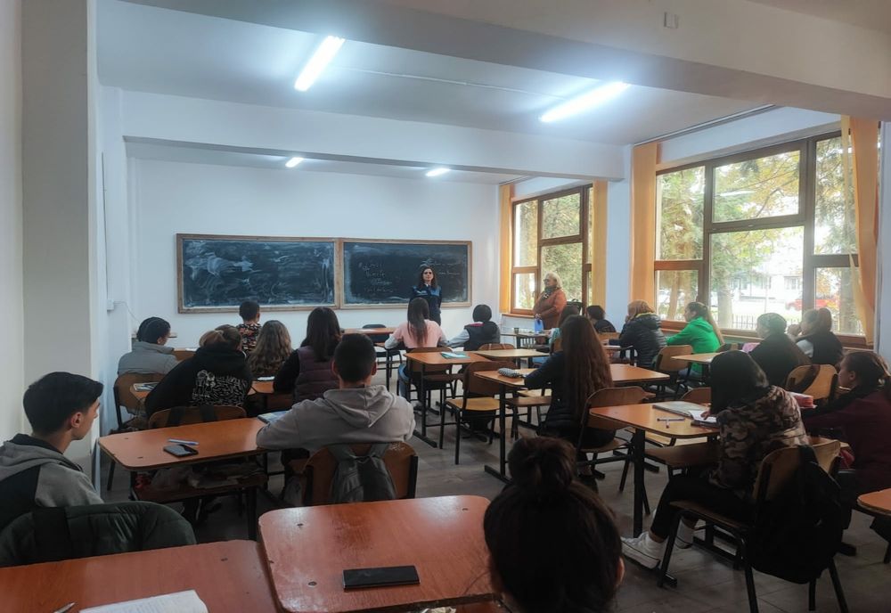 Polițiștii și jandarmii vor merge prin unitățile de învățământ din județul Vaslui, în încercarea de a combate fenomenul absenteismului