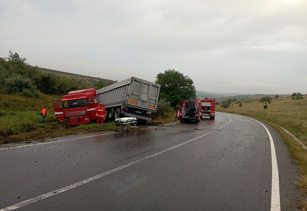 TIR  ieșit în decor pe un drum din Vaslui! Șoferul, rănit