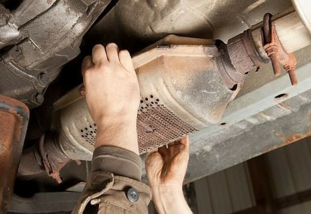 Trei hoți din județul Galați, prinși în flagrant la Bârlad la furat catalizatoare