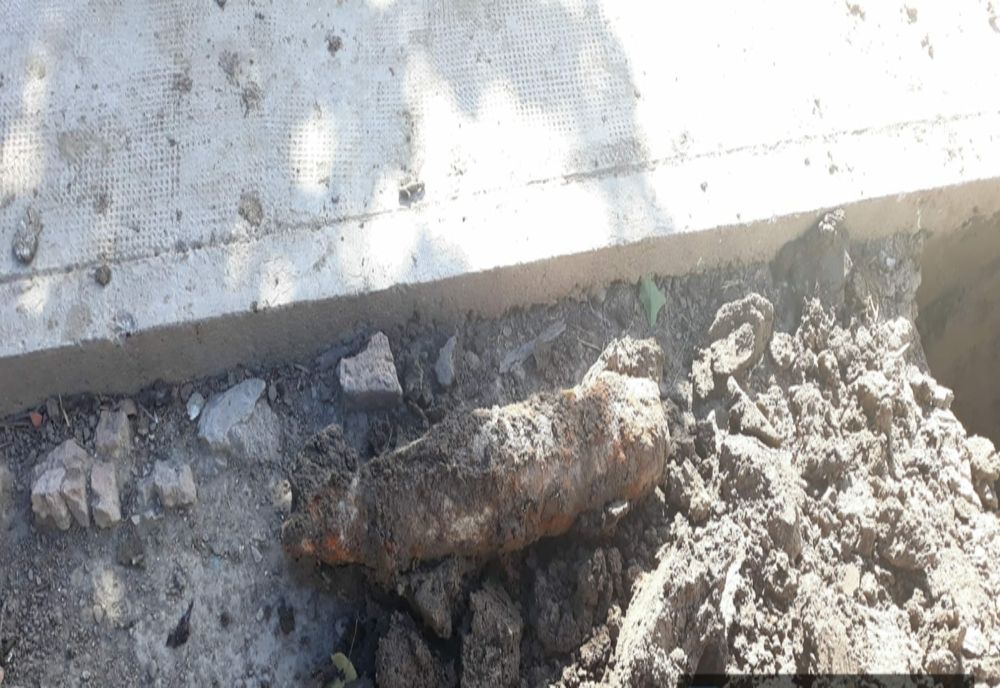Pericol de moarte pentru o chipă de muncitori care făceau lucrări la o conductă de apă: au săpat până au dat de un proiectil!