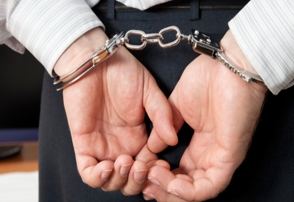 Și-a bătut soția și fiul în mod repetat deși avea ordin de restricție. Judecătorii l-au trimis în arest