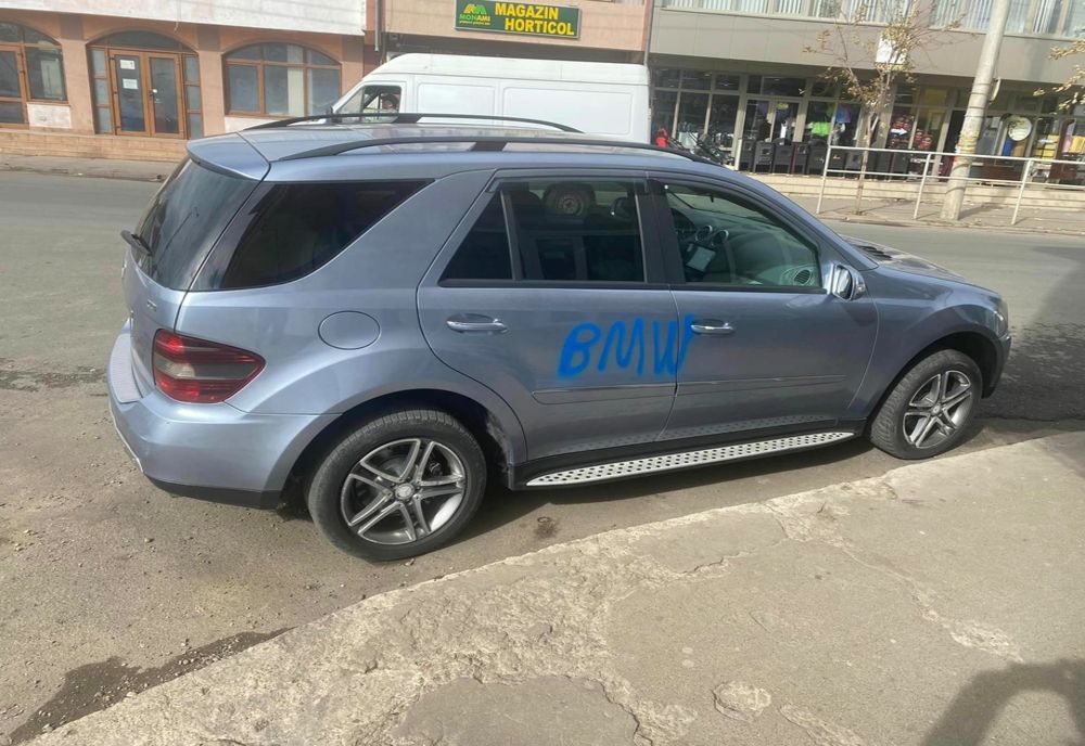 VIDEO. Mașina unui bârlădean vandalizată de un „fan BMW”! 