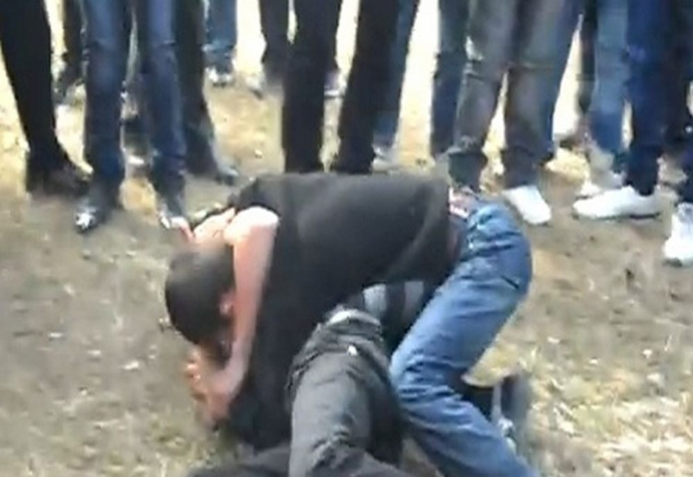 Bătaie la Băcești în plină zi de duminică: polițiștii au reținut 4 scandalagii!