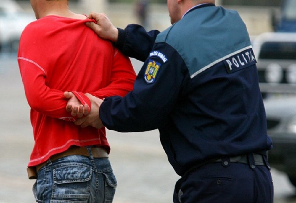 Bărbat din Bârlad reținut pentru distrugere. Acesta a fost surprins de polițiști în timp ce spărgea geamul unui magazin