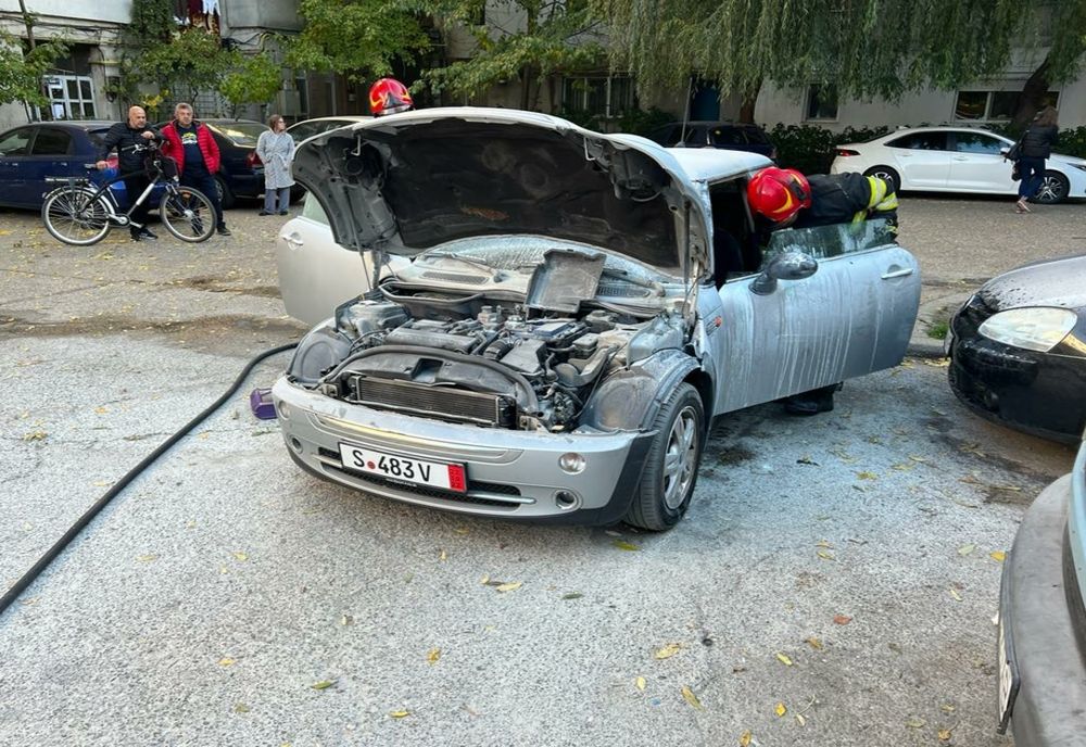 Un automobil a ars în plină zi în zona Gura Leului