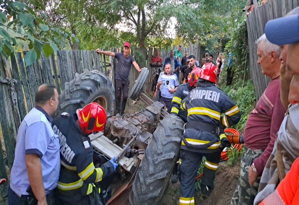 Un bărbat din Vaslui a murit, după ce a fost prins sub tractorul pe care îl conducea