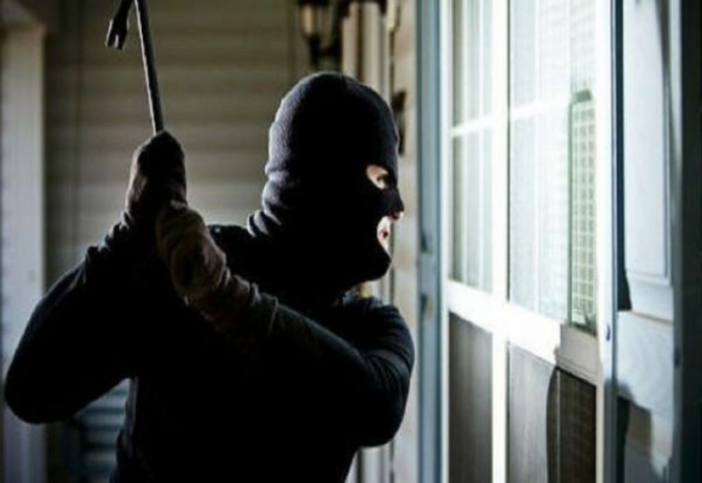 Spărgea noaptea magazinele din Bârlad de unde fura bani, bunuri și băuturi alcoolice