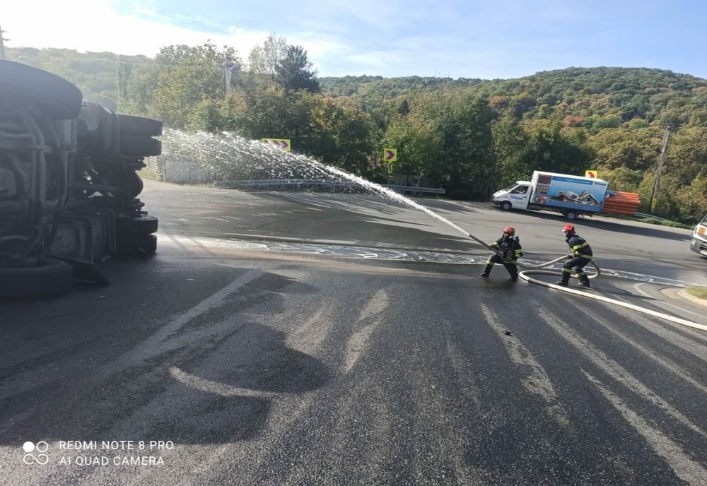 Autocisternă răsturnată la intrarea în Huși