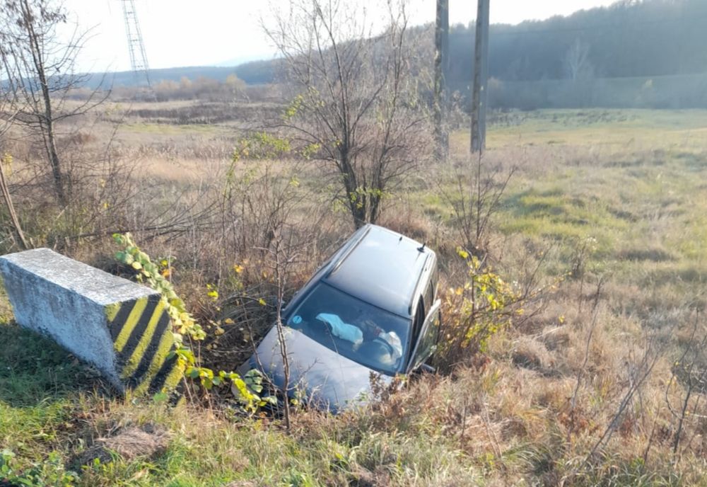 Un bărbat de 49 de ani a ajuns la spital după ce lovit cu mașina un cap de pod