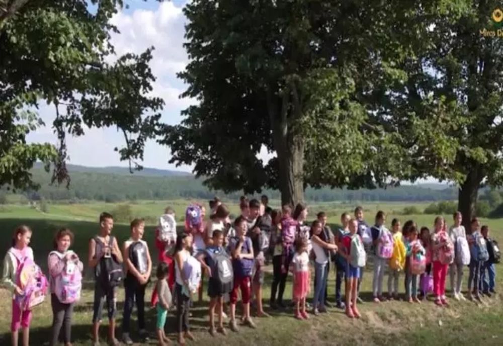 Peste 1.500 de copii sărmani din Vaslui au primit ghiozdane și rechizite