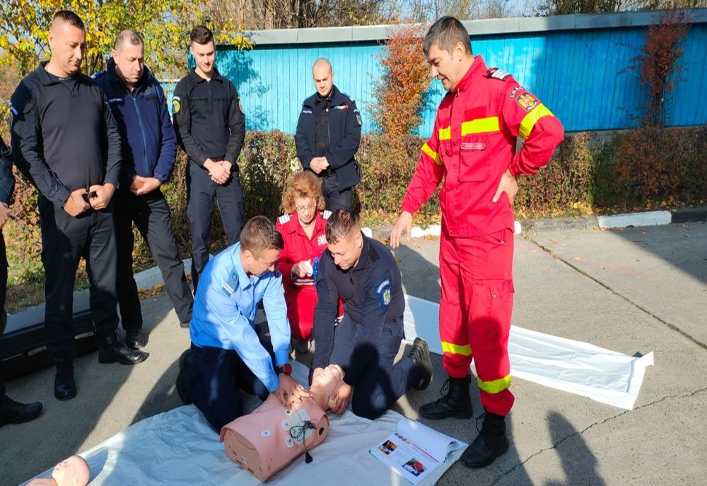 Jandarmii vasluieni, instruiți de paramedici pentru acordarea primului ajutor