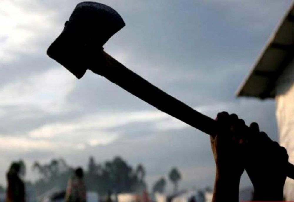 Familie terorizată în Vaslui de o vecină orbită de gelozie - O femeie a fost bătută și umilită - Agresoarea a intrat cu toporul în casa vecinei