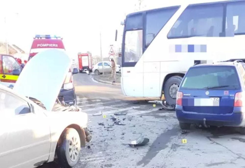 Accident violent în Bârlad. O gravidă și doi copii au ajuns la spital