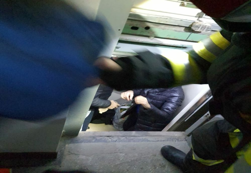Trei persoane blocate în lift! Au intervenit pompierii