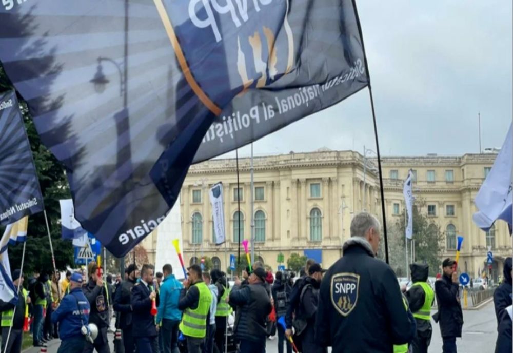 Protest al poliţiştilor şi agenţilor din penitenciare, la Ministerul de Finanţe - Sindicaliştii cer acordarea integrală a diferenţelor salariale restante
