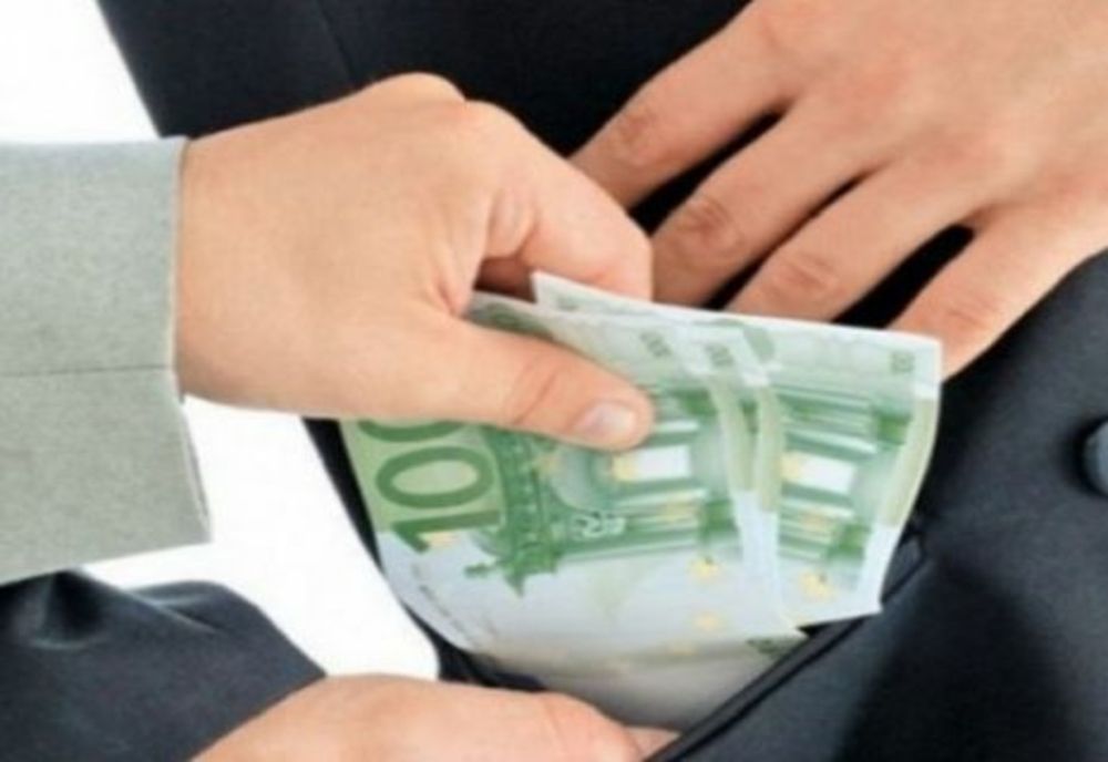 Un șofer prins beat la volan a încercat să mituiască un polițist