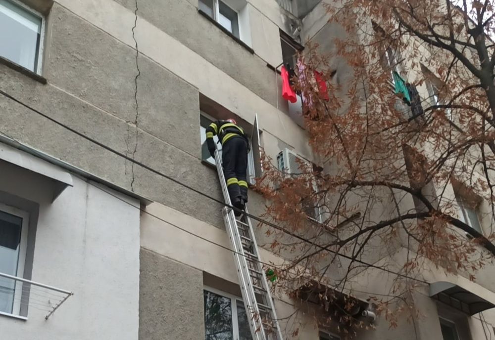 Bârlad. Un copil de 1 an și 9 luni a rămas blocat în casă. A fost nevoie de intervenția pompierilor pentru a deschide ușa. VIDEO