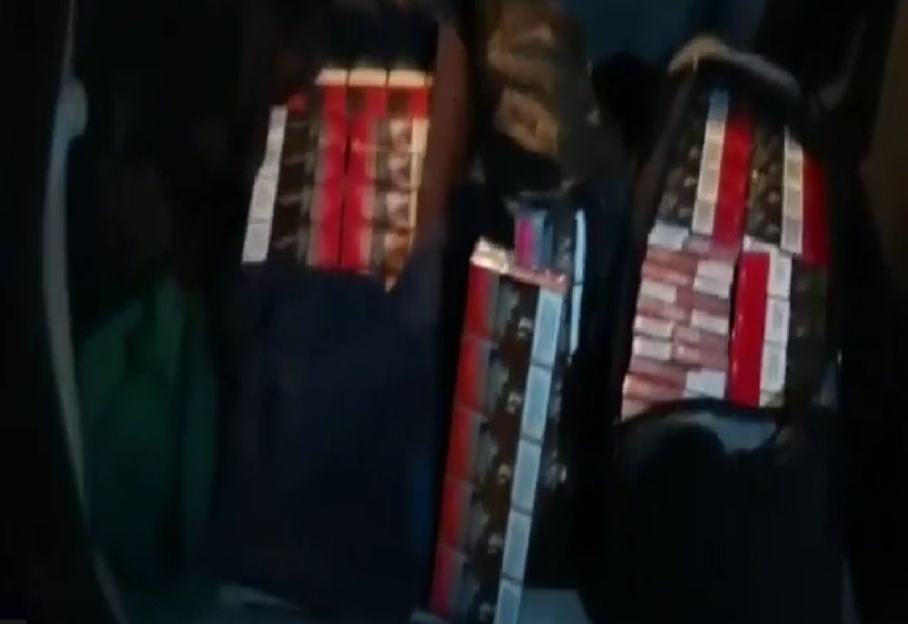 Video: Contrabandă cu țigări. 10000 de țigarete netimbrate găsite de polițiștii din Tecuci în autoturismul unui bărbat din Bârlad