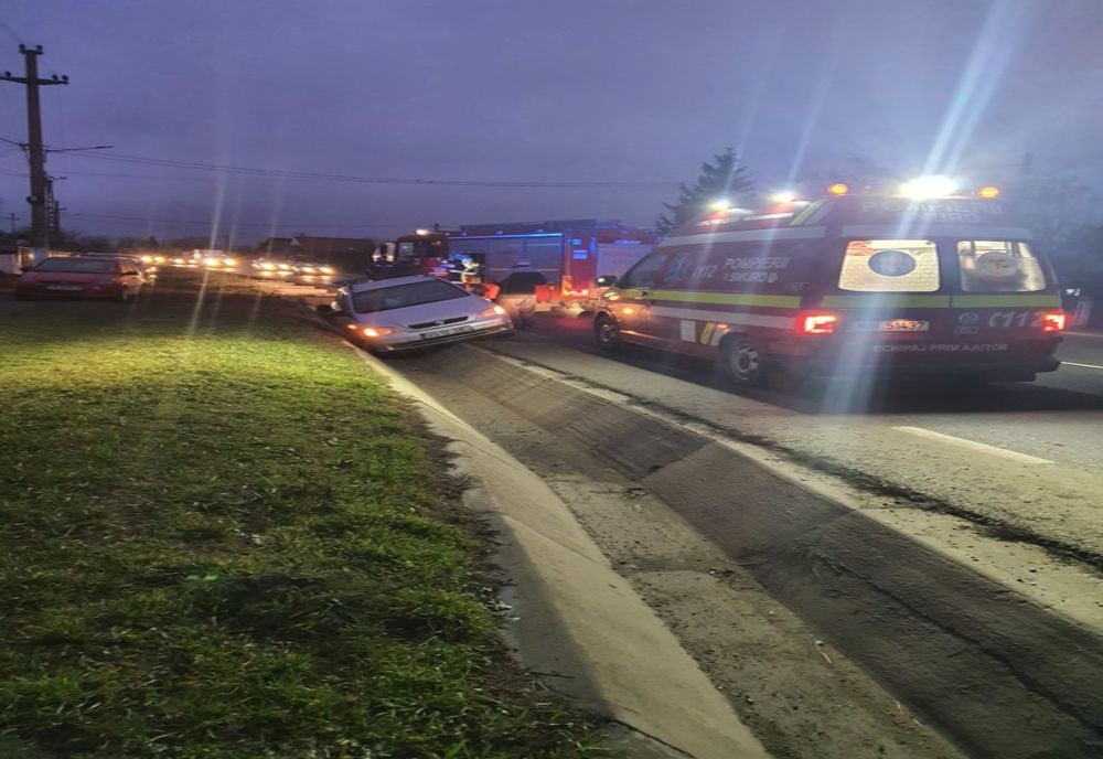 ACCIDENT în Vaslui! Șoferul a rămas blocat în mașină