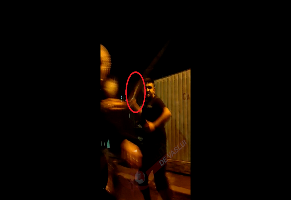 SCANDAL la Bârlad: un individ aflat în arest la domiciliu, atac cu cuțitul în plină stradă - VIDEO
