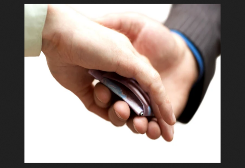 Cinci comune din Vaslui, contracte de peste 700 de mii de lei cu o firmă din Iași cu „peripeții” penale. Patronii acesteia au fost condamnați pentru dare de mită