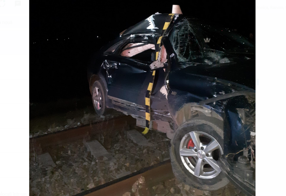 Un autoturism condus de o tânără de 22 de ani, împins aproape 20 de metri pe calea ferată de un tren