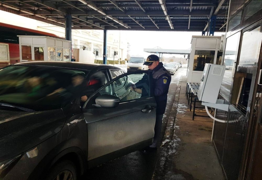 A găsit un permis fals, a uitat să-l predea și s-a ales cu un dosar penal