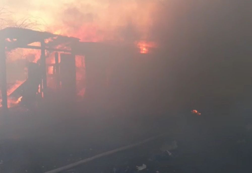 Trei ore de luptă cu flăcările pentru pompierii bârladeni! 30 de persoane s-au autoevacuat