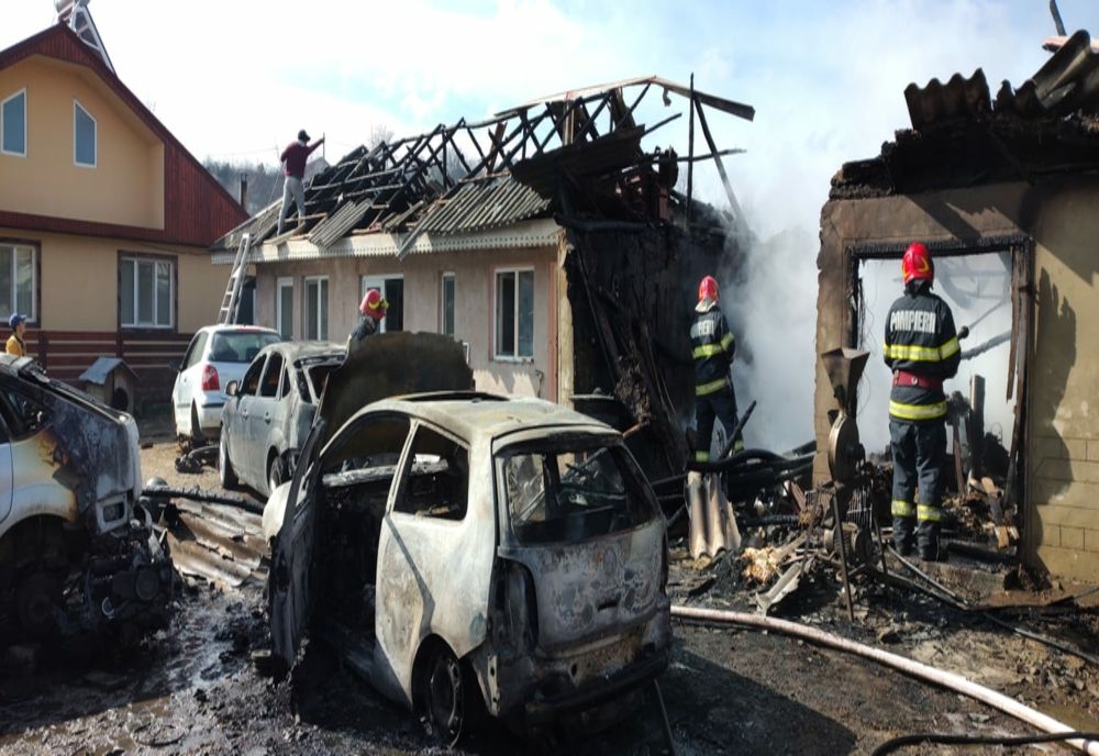 Pagubă însemnată pentru o familie din Bursuci: un incendiu a mistuit un garaj, un autoturism și mai multe unelte 
