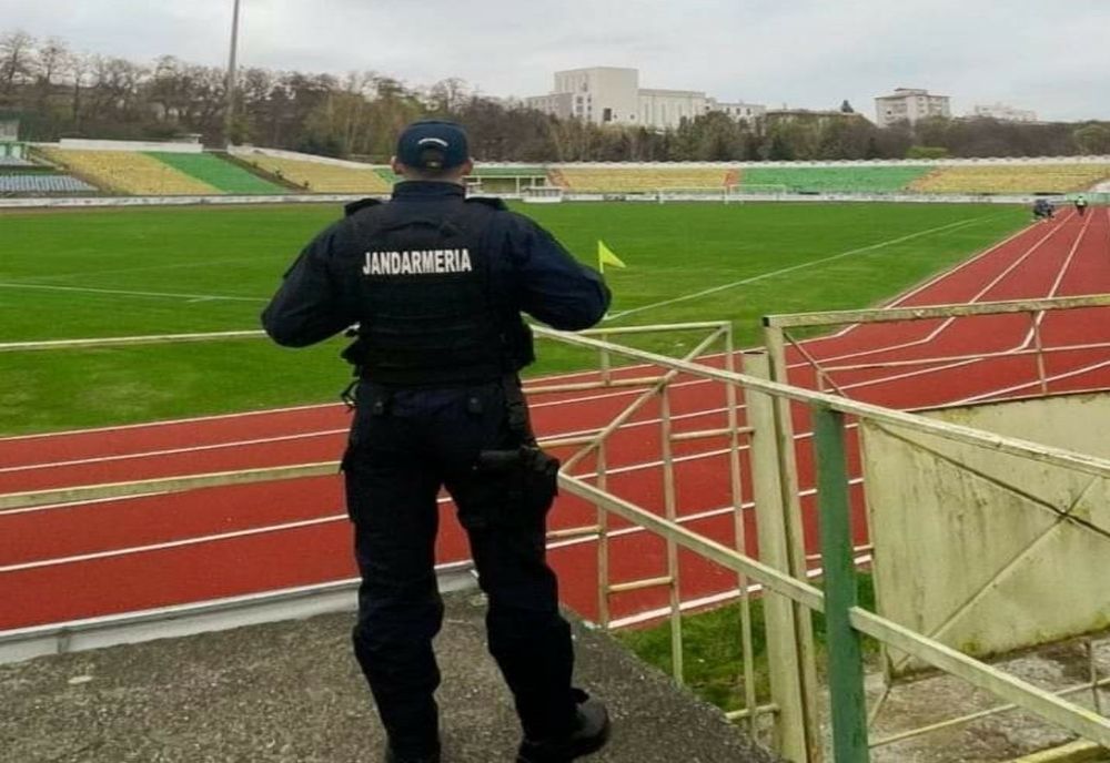 Un vasluian, amendat după ce a aruncat cu petarde pe un teren de fotbal. Cum a motivat gestul
