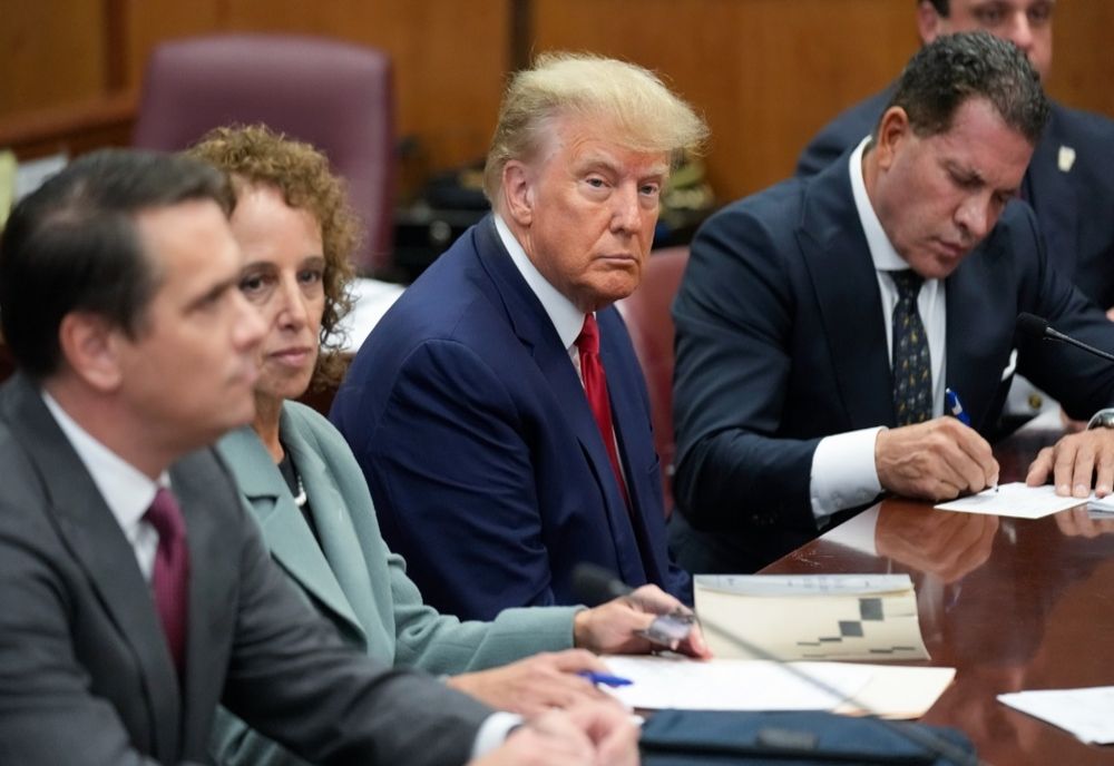 Donald Trump s-a predat la Tribunalul Penal Manhattan din New York. Este primul președinte american din istorie amprentat, fotografiat și pus sub acuzare