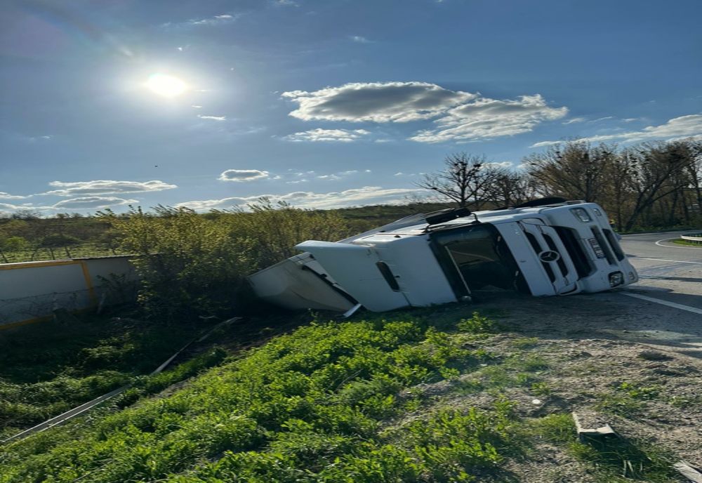 Un autotren plin cu semințe de foarea soarelui s-a răsturnat la Albița