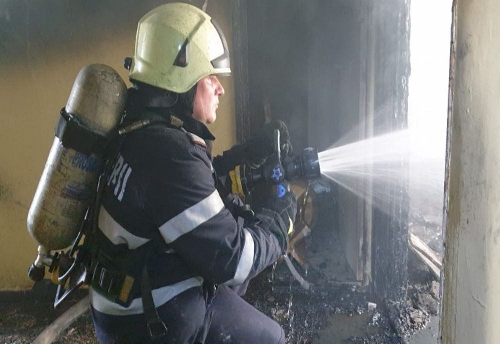 Incendiu violent într-un apartament din Vaslui. Pompierii au salvat un bărbat căzut pe casa scării 