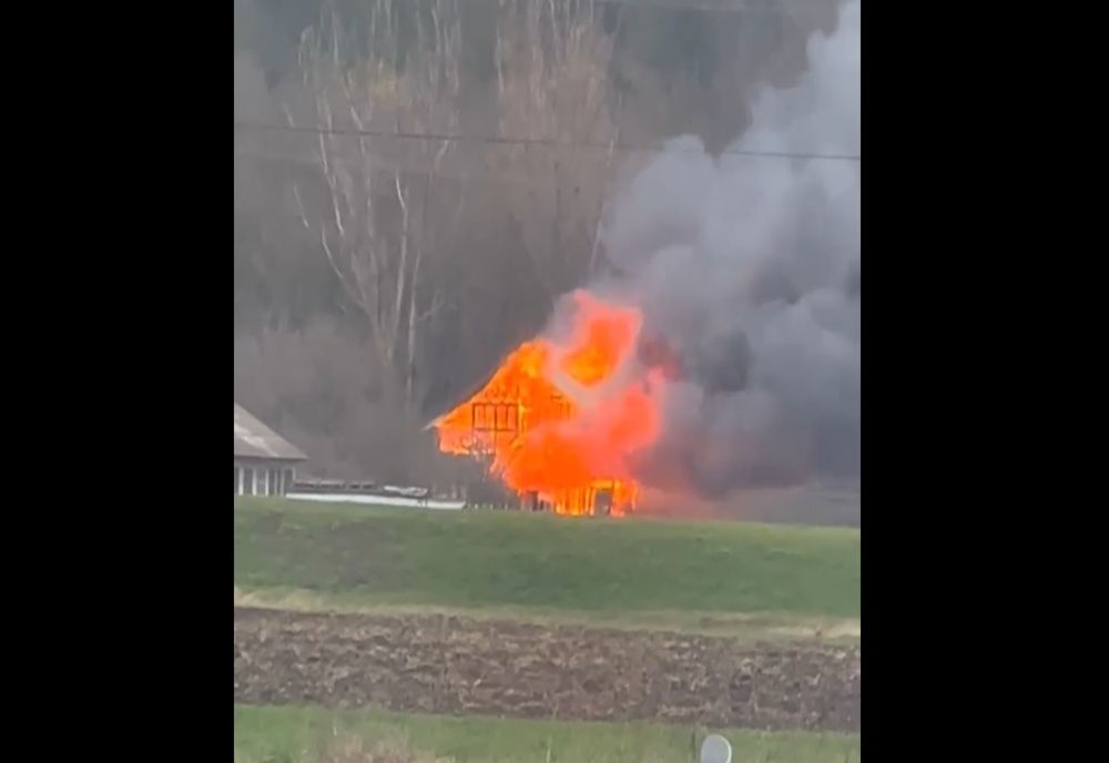 Locuință distrusă din cauza unui calorifer folosit pentru încălzirea unor puișori