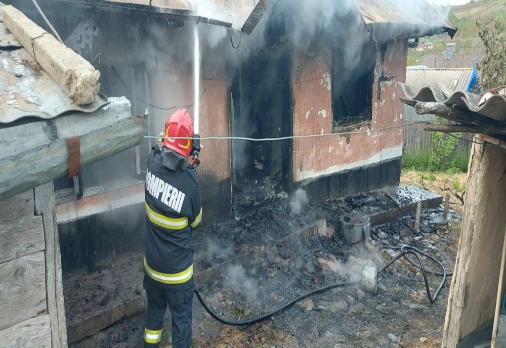 Pericol de explozie într-un incendiu din comuna Vutcani! Proprietarul, anchetat de polițiști după ce și-a dat foc la casă
