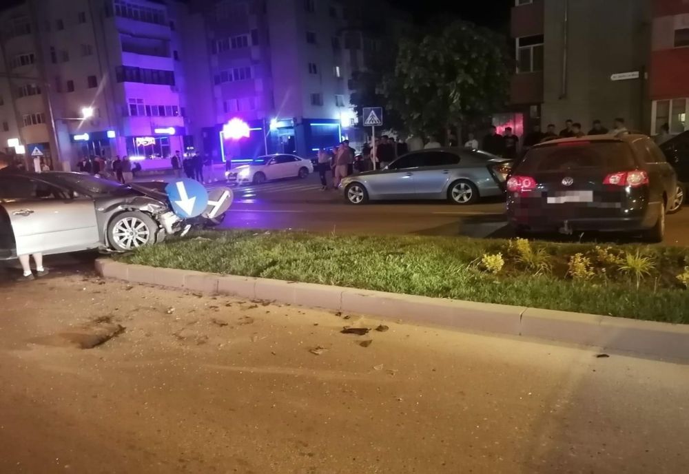 Accident rutier la intrare în Vaslui. Două autoturisme implicate cu 7 persoane la bord