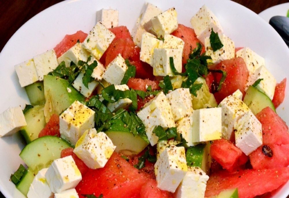 Roşii cu brânză - de ce este cea mai PERICULOASĂ combinație pentru sănătate. Semnal de alarmă al medicilor