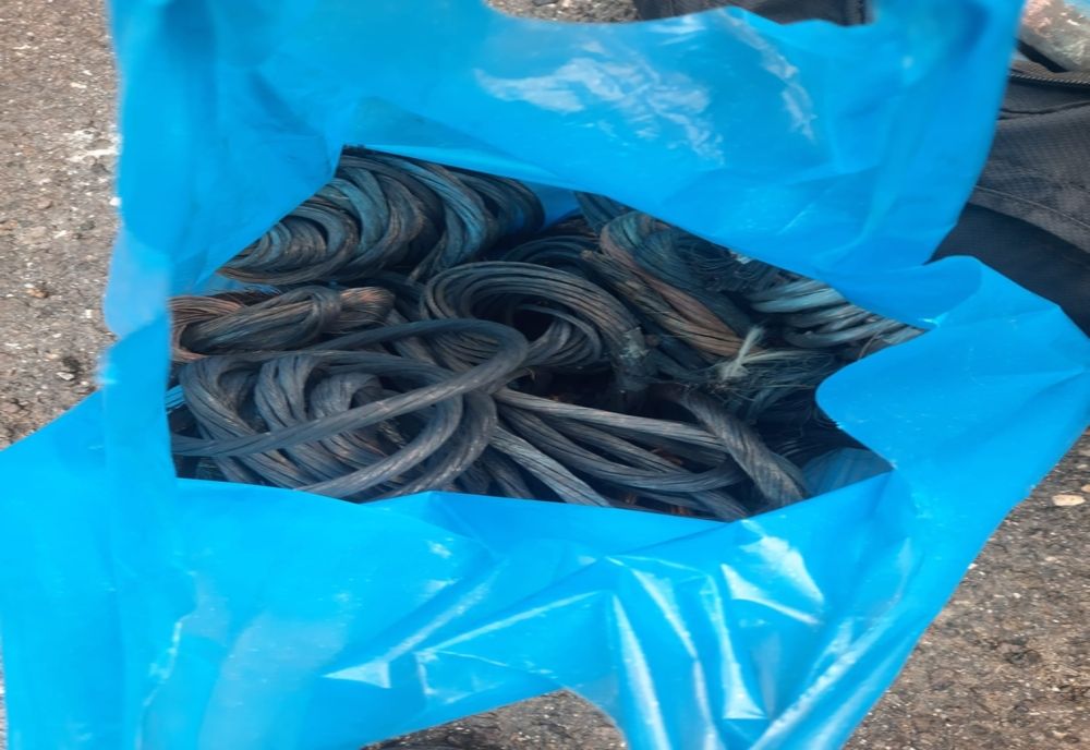 Au furat cabluri de stâlpi și au ajuns în arest