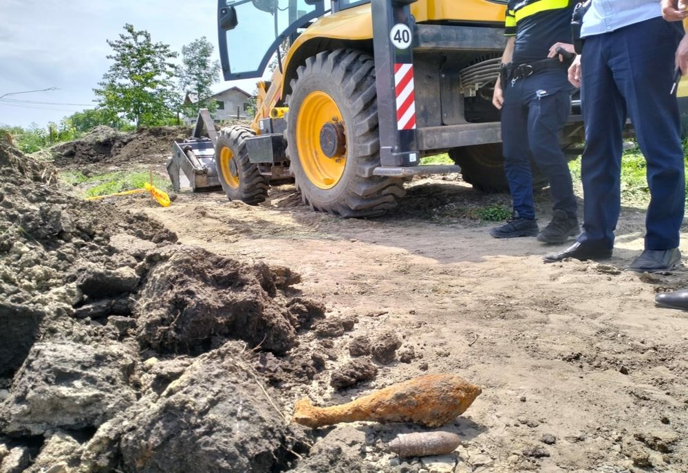 Muniție din timpul războiului descoperită în curtea primăriei din Epureni